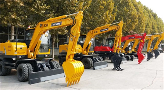 小型挖掘機
