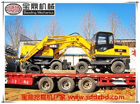 寶鼎輪式抓木機(jī)裝車
