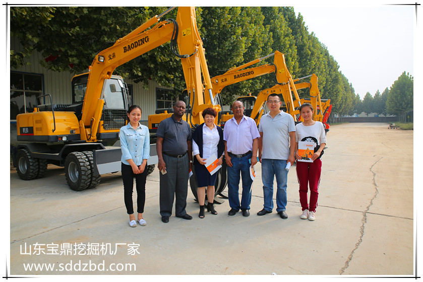 國(guó)外客戶考察寶鼎輪式挖掘機(jī)抓木機(jī)械產(chǎn)品