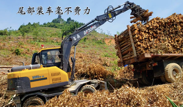 寶鼎95輪式挖掘機抓木機作業.jpg