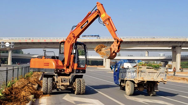 寶鼎輪式挖掘機(jī)80車型.jpg