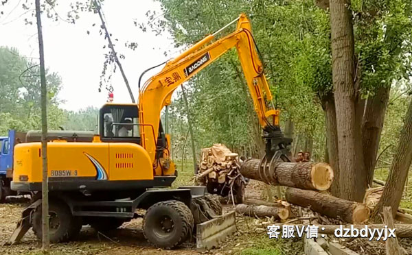 輪式抓木機(jī)河南做工.jpg