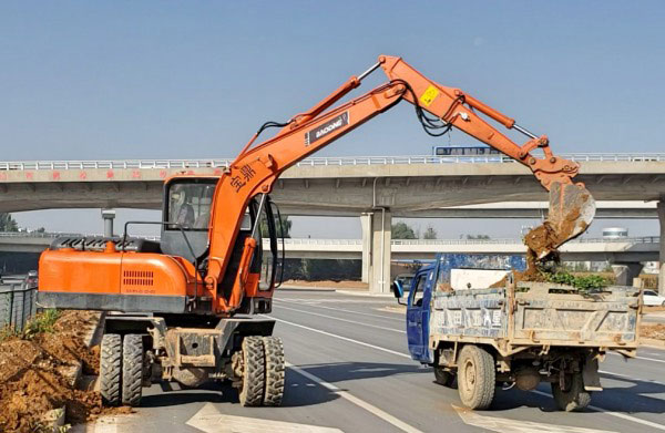 國產(chǎn)輪式挖掘機80車型.jpg