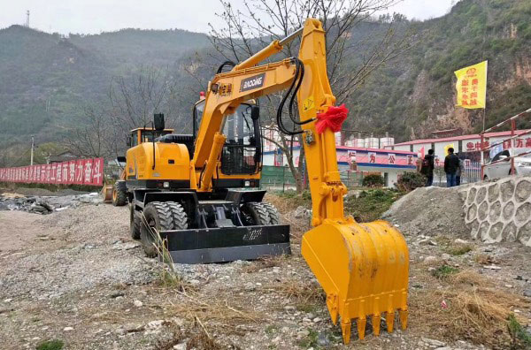 寶鼎輪式挖掘機(jī).jpg