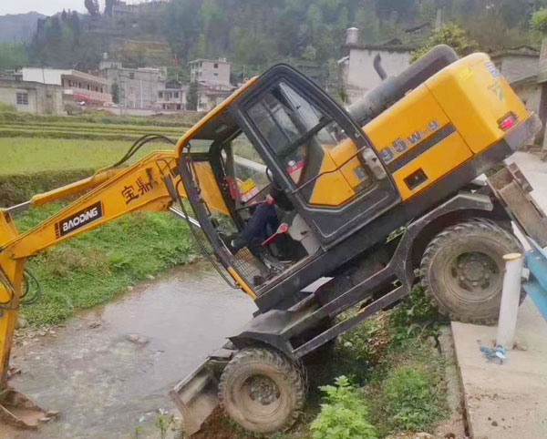 寶鼎輪式挖掘機(jī)95車型.jpg