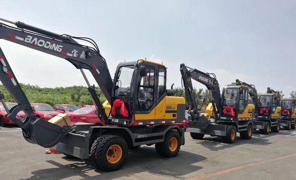 寶鼎95輪式挖掘機(jī)車隊(duì).jpg