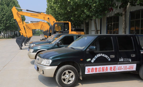 寶鼎輪式挖掘機(jī)服務(wù)車輛.jpg