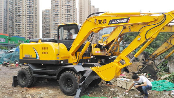 寶鼎輪式挖掘機(jī)服務(wù)現(xiàn)場(chǎng).jpg