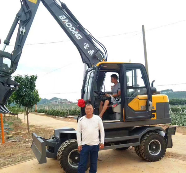 寶鼎多功能輪式挖掘機(jī).jpg