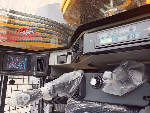 抓包機抓料機駕駛室.jpg