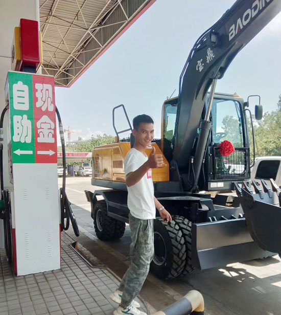 寶鼎95輪式挖掘機.jpg