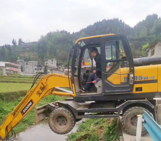 寶鼎輪式挖掘機95車型.jpg