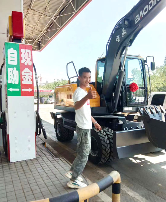 高效節(jié)能的寶鼎輪式挖掘機.jpg