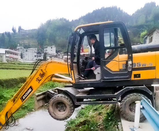 寶鼎95輪式挖掘機.jpg