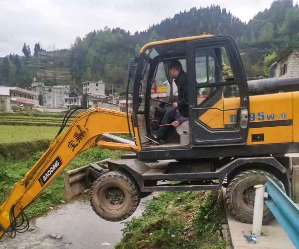 寶鼎輪式挖掘機.jpg