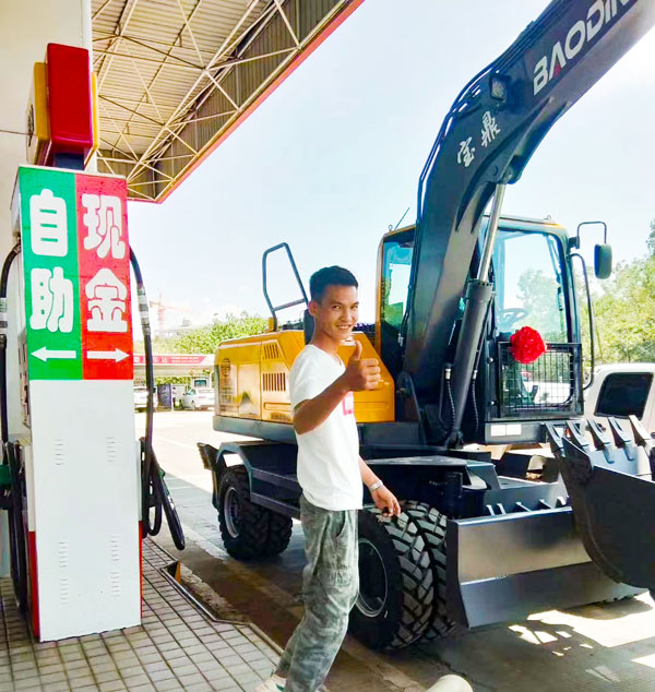 寶鼎95輪式挖掘機.jpg