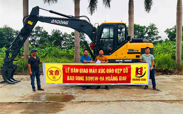 出口輪式挖掘機(jī)抓木機(jī)