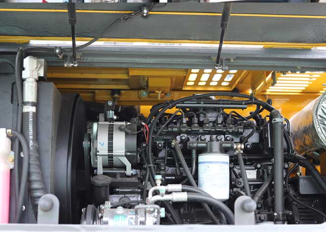 寶鼎挖掘機(jī)發(fā)動機(jī).jpg
